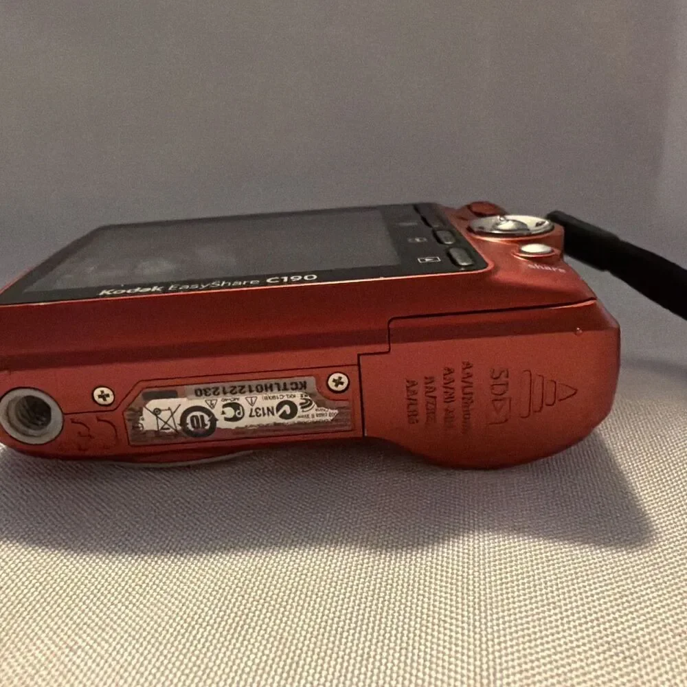Kodak Red Easy Share C195, 14 Mega Pixels Camera With 5X optical Zoom FOR PARTS